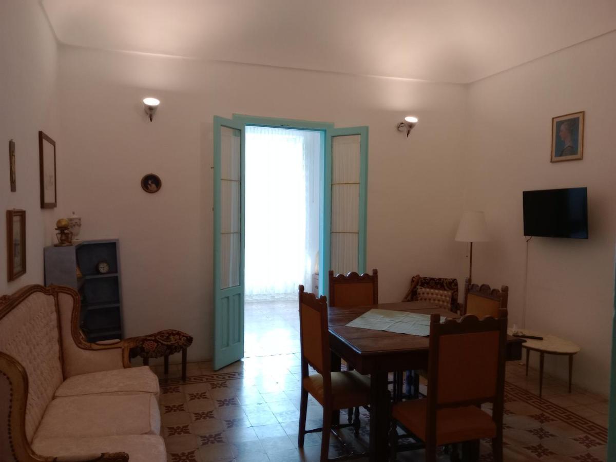 Curry Apartment *